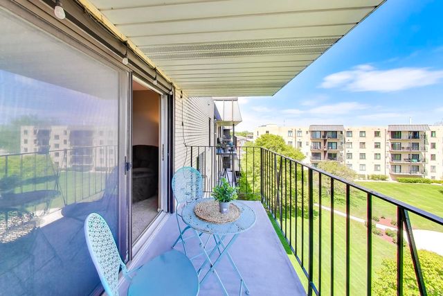 5840 W 104th Street 415, Oak Lawn, IL 60453