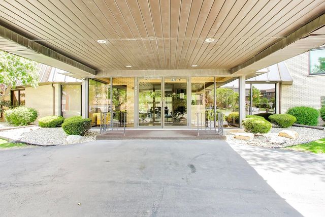 5840 W 104th Street 415, Oak Lawn, IL 60453