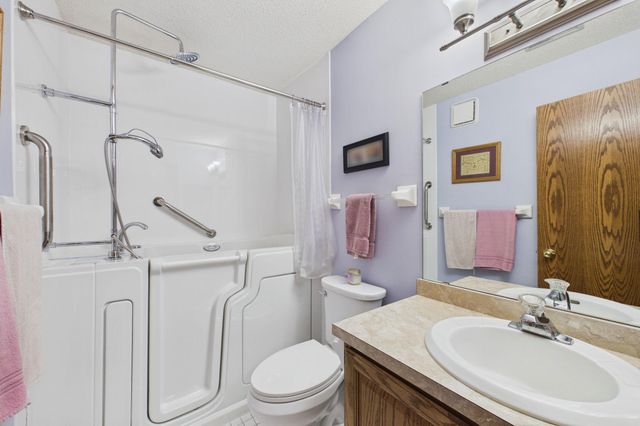 32 11th Avenue S 215, Hopkins, MN 55343