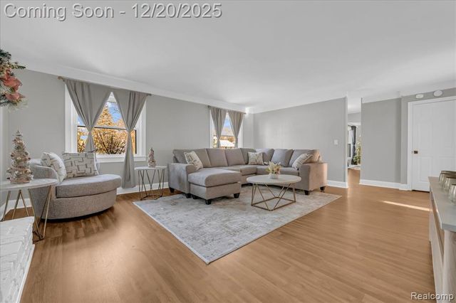 518 Charing Cross Drive, Grand Blanc, MI 48439