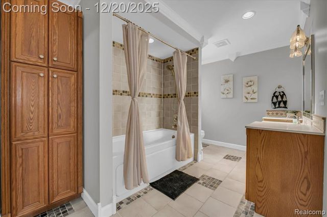 518 Charing Cross Drive, Grand Blanc, MI 48439