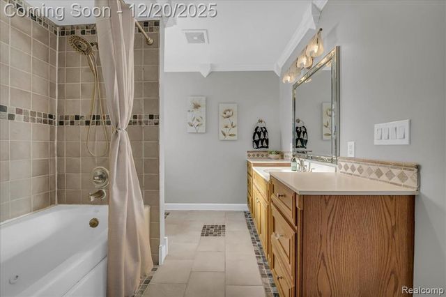 518 Charing Cross Drive, Grand Blanc, MI 48439