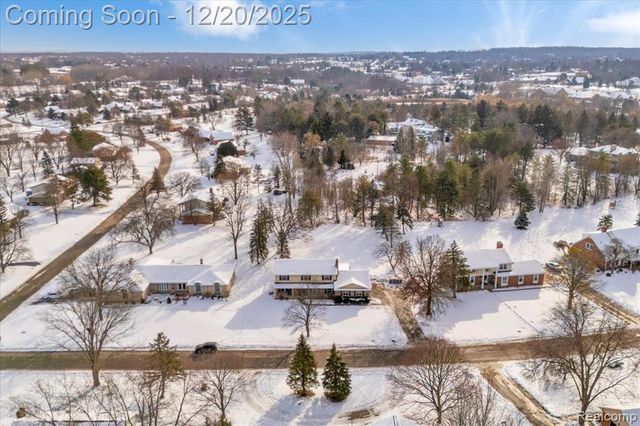 518 Charing Cross Drive, Grand Blanc, MI 48439