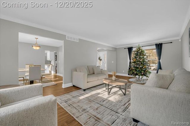 518 Charing Cross Drive, Grand Blanc, MI 48439