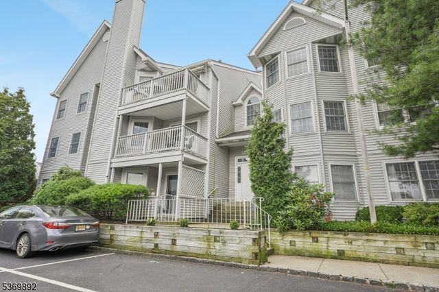 81 Boulder Run Rd, Paterson City, NJ 07501