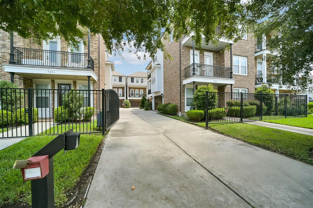 925 W 19th Street Street B, Houston, TX 77008