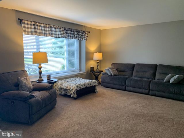 25 PRESIDENTIAL DR, Berlin, NJ 08009