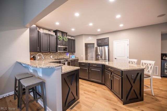 7674 Knollridge Avenue NE, Canton, OH 44721