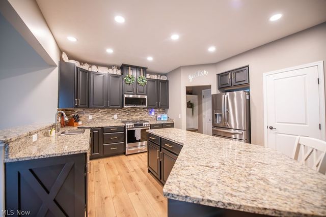 7674 Knollridge Avenue NE, Canton, OH 44721