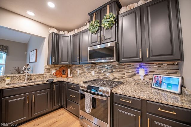 7674 Knollridge Avenue NE, Canton, OH 44721