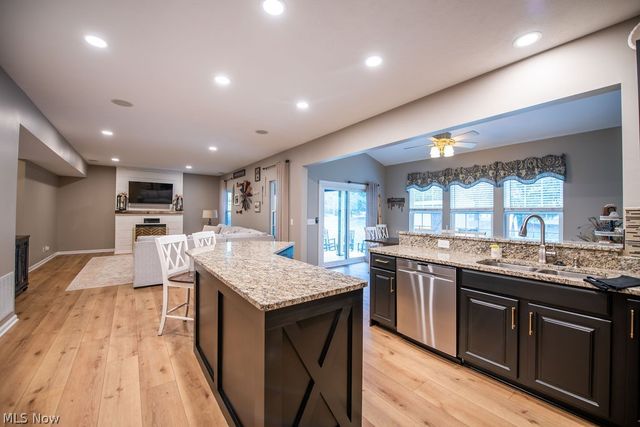 7674 Knollridge Avenue NE, Canton, OH 44721