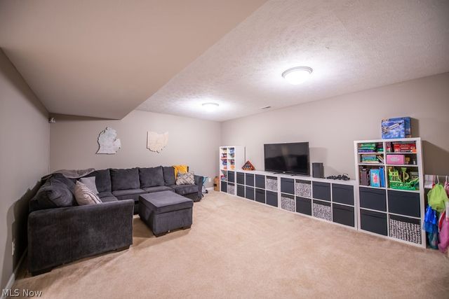 7674 Knollridge Avenue NE, Canton, OH 44721