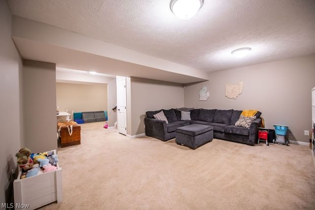 7674 Knollridge Avenue NE, Canton, OH 44721