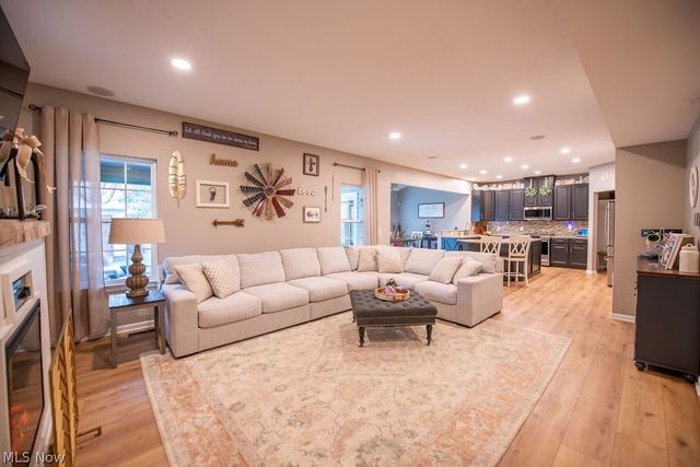 7674 Knollridge Avenue NE, Canton, OH 44721