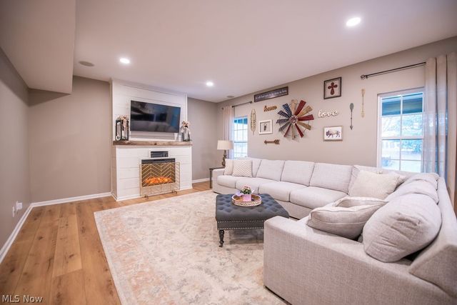 7674 Knollridge Avenue NE, Canton, OH 44721