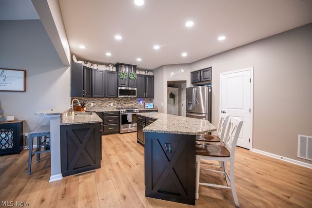 7674 Knollridge Avenue NE, Canton, OH 44721