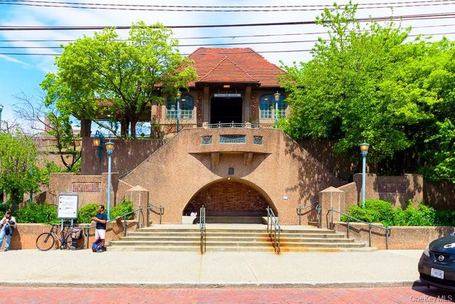 10 Station Square R42, Forest Hills, NY 11375