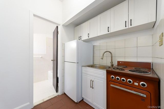 10 Station Square R42, Forest Hills, NY 11375