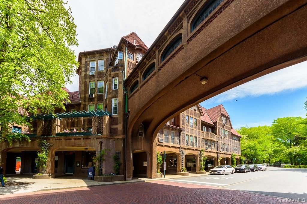 10 Station Square R42, Forest Hills, NY 11375