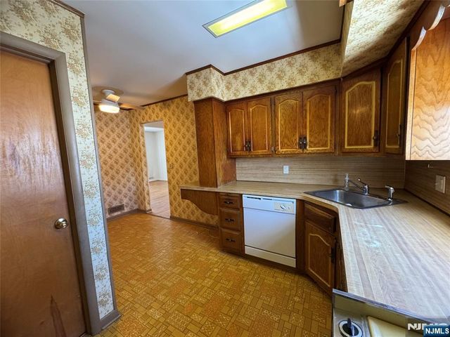 35 18th Avenue, Elmwood Park, NJ 07407