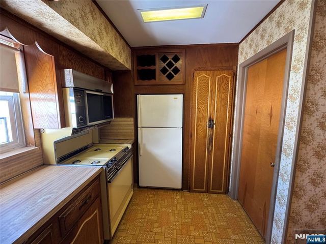 35 18th Avenue, Elmwood Park, NJ 07407