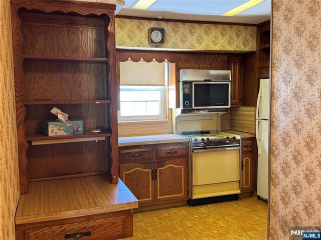 35 18th Avenue, Elmwood Park, NJ 07407