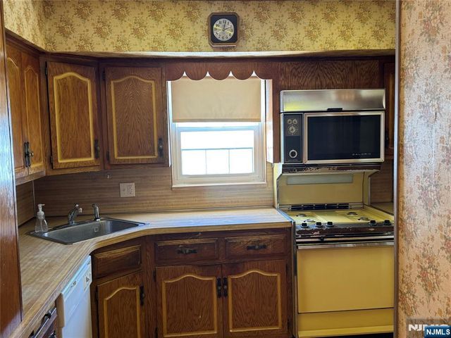 35 18th Avenue, Elmwood Park, NJ 07407