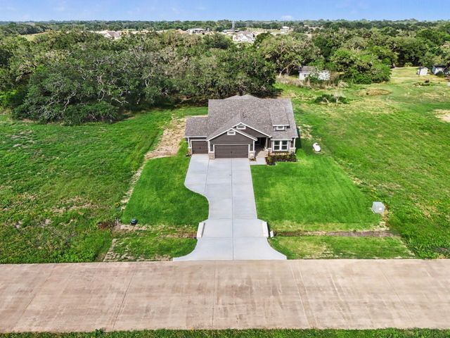 16 Cattle Drive, Bay City, TX 77414