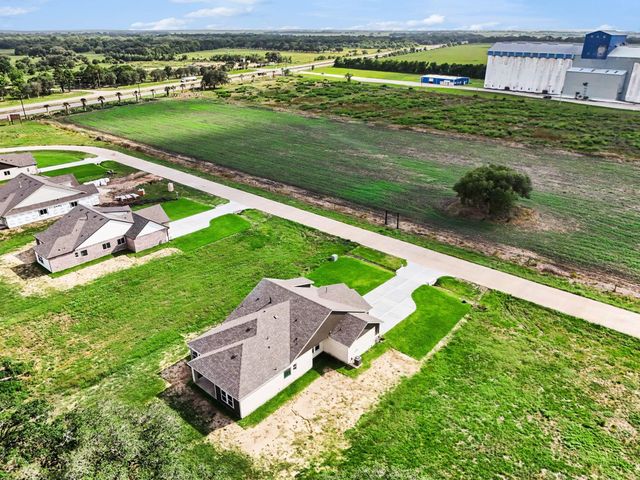 16 Cattle Drive, Bay City, TX 77414