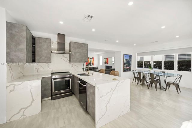 3166 Royal Palm Ave, Miami Beach, FL 33140