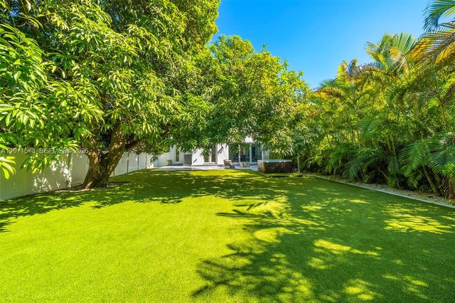 3166 Royal Palm Ave, Miami Beach, FL 33140