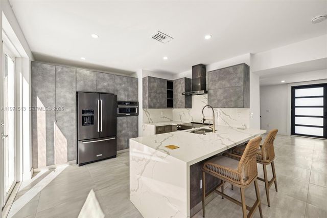 3166 Royal Palm Ave, Miami Beach, FL 33140