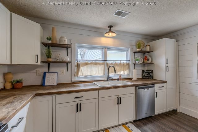 293 Cow Creek Road, Hurricane, WV 25526