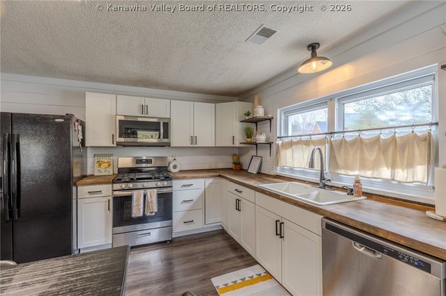 293 Cow Creek Road, Hurricane, WV 25526