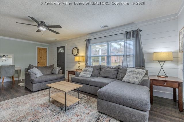 293 Cow Creek Road, Hurricane, WV 25526