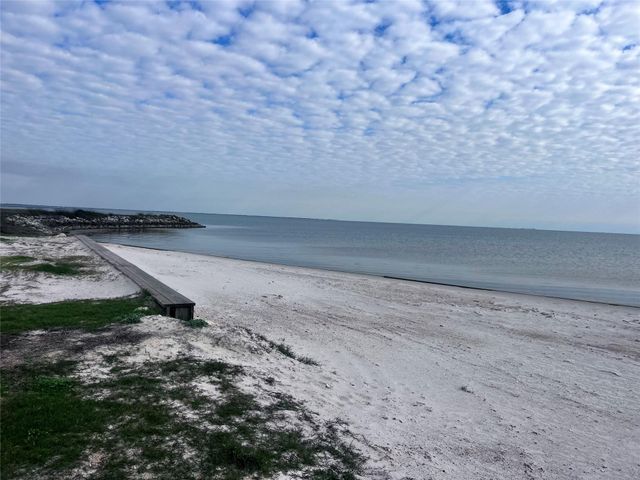 3008 Palacios Bay Dr, Palacios, TX 77465