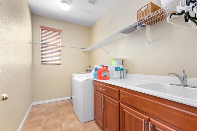 751 Banff Dr, Newman, CA 95360