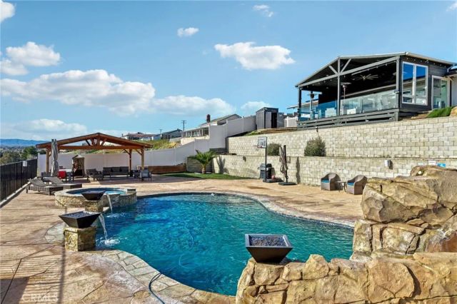 17487 Aspen, Hesperia, CA 92345
