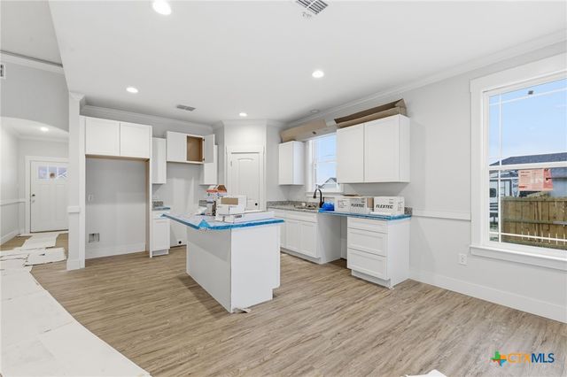 203 Turnberry Drive, La Vernia, TX 78121