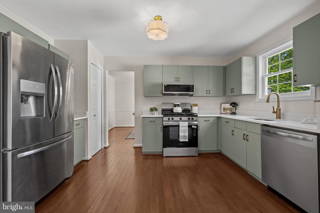 Image 15 of property listing at 5 BEN WOODS CT, Baltimore, MD 21228