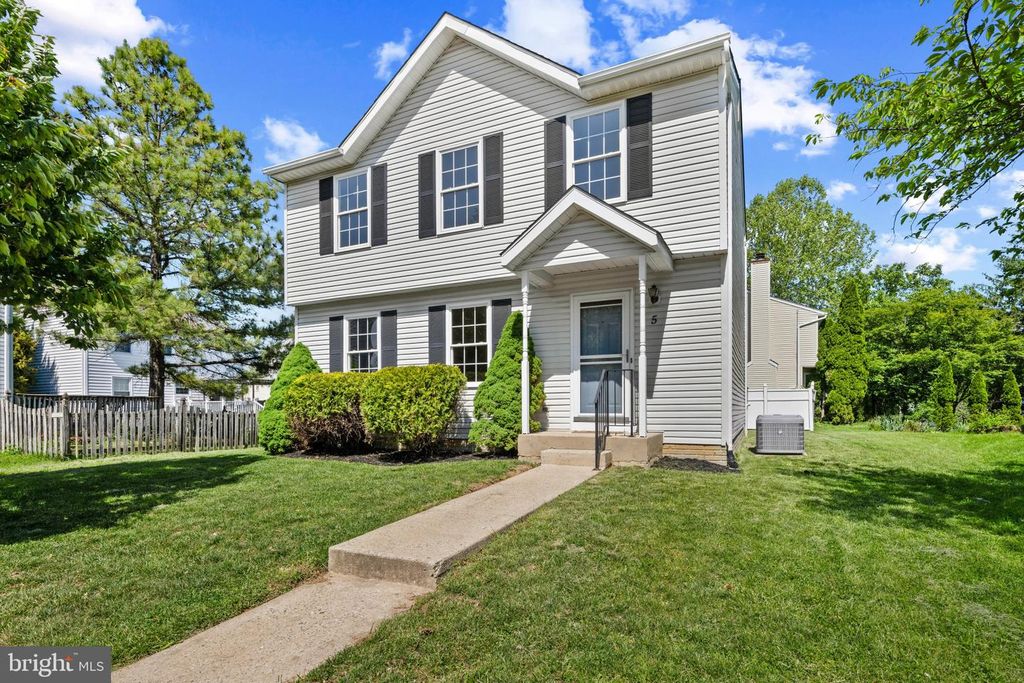Image 2 of property listing at 5 BEN WOODS CT, Baltimore, MD 21228