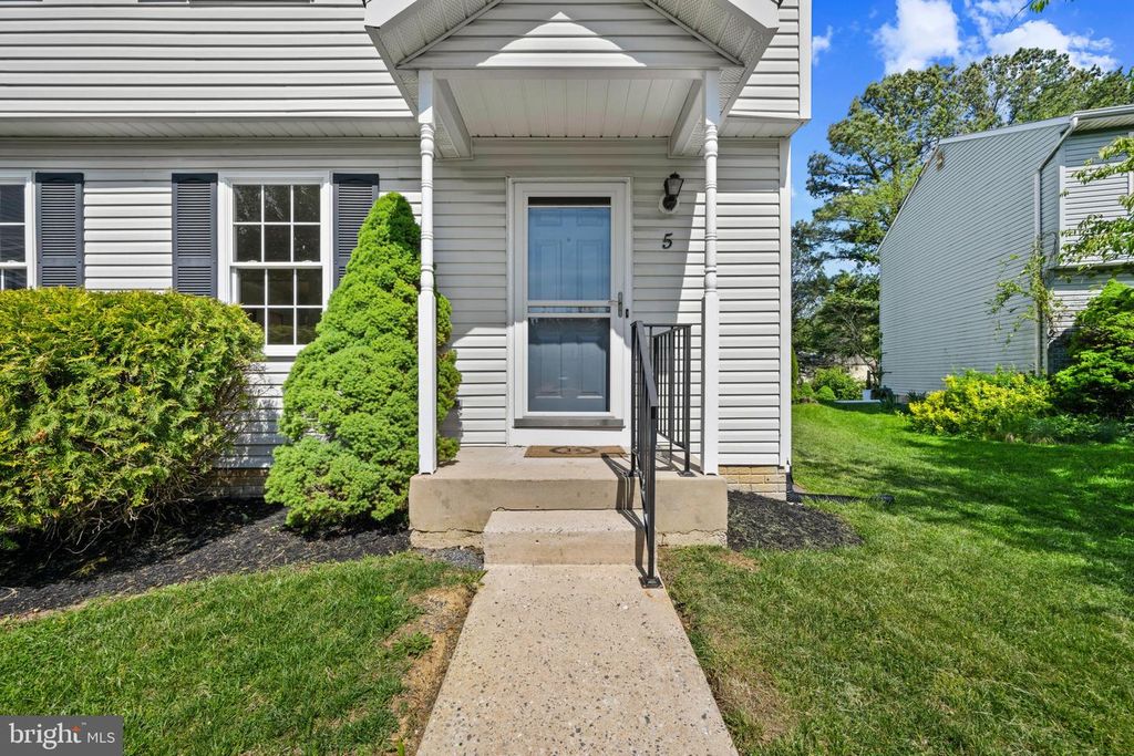 Image 3 of property listing at 5 BEN WOODS CT, Baltimore, MD 21228