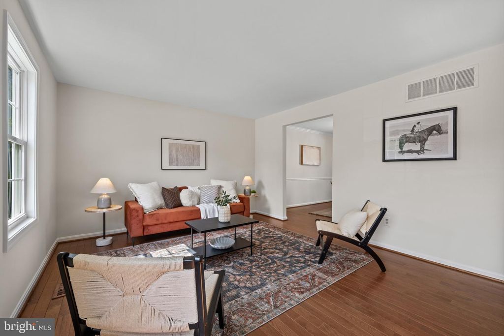 Image 6 of property listing at 5 BEN WOODS CT, Baltimore, MD 21228
