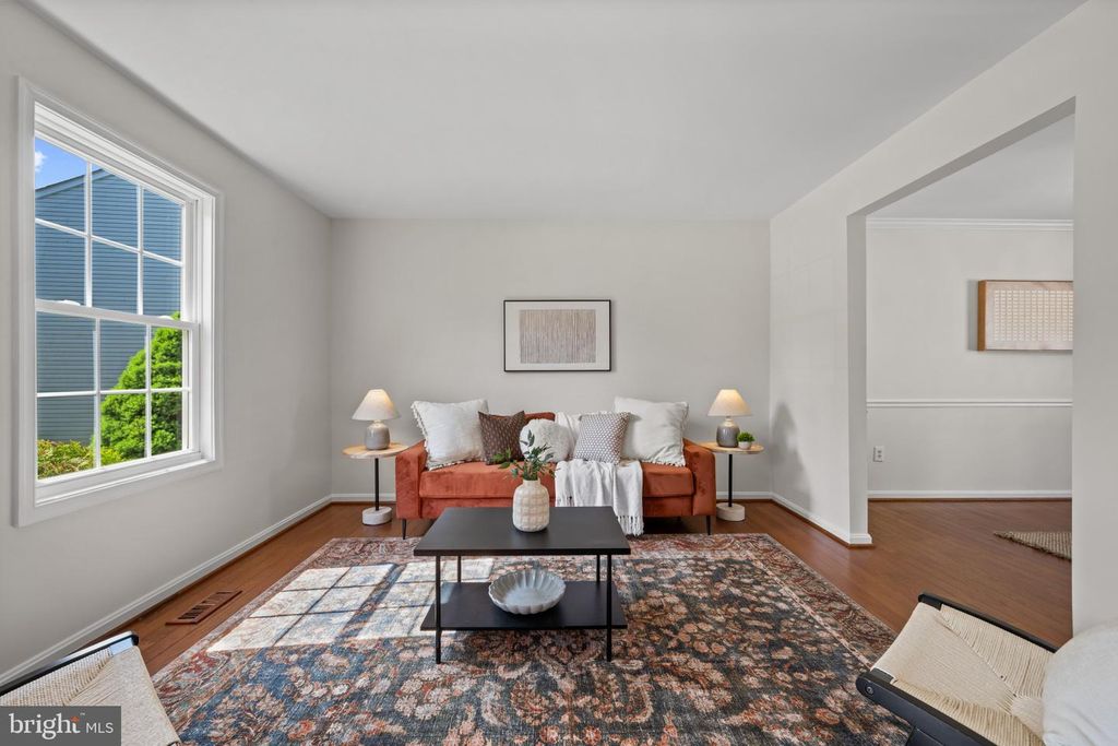 Image 7 of property listing at 5 BEN WOODS CT, Baltimore, MD 21228