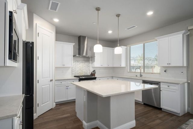 1530 E Via Lupino Drive, Fresno, CA 93730