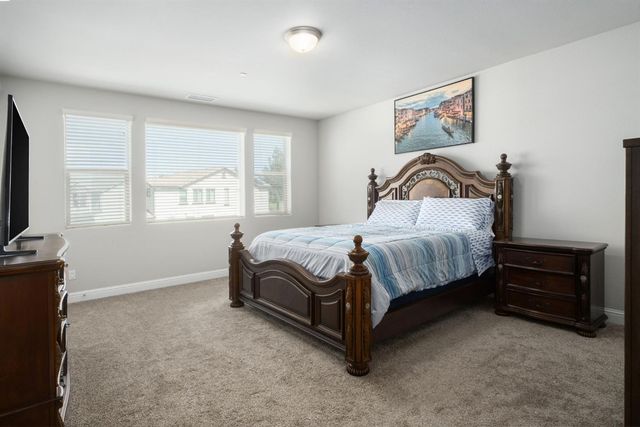 1530 E Via Lupino Drive, Fresno, CA 93730