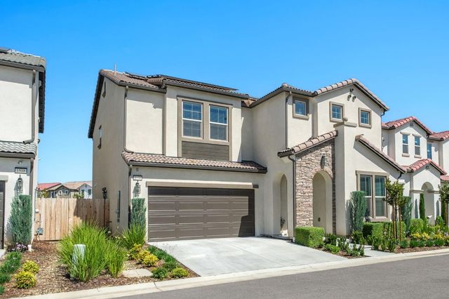 1530 E Via Lupino Drive, Fresno, CA 93730