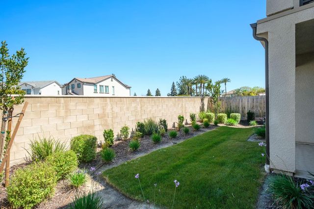 1530 E Via Lupino Drive, Fresno, CA 93730