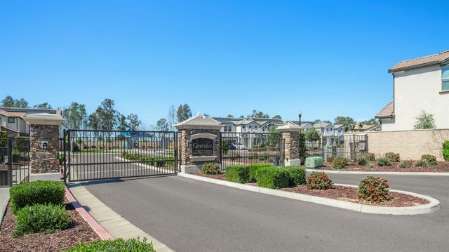 1530 E Via Lupino Drive, Fresno, CA 93730