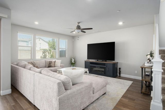 1530 E Via Lupino Drive, Fresno, CA 93730